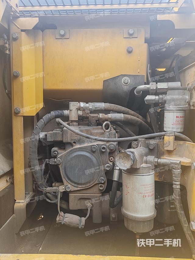 驾驶室顶部(整机外观) 驾驶室顶部(整机外观)