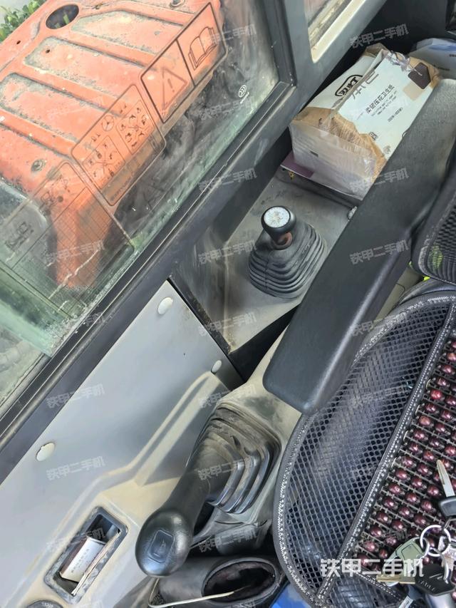 座椅右侧控制台/钥匙门/油门/含右手柄(驾驶室部分) 座椅右侧控制台/钥匙门/油门/含右手柄(驾驶室部分)