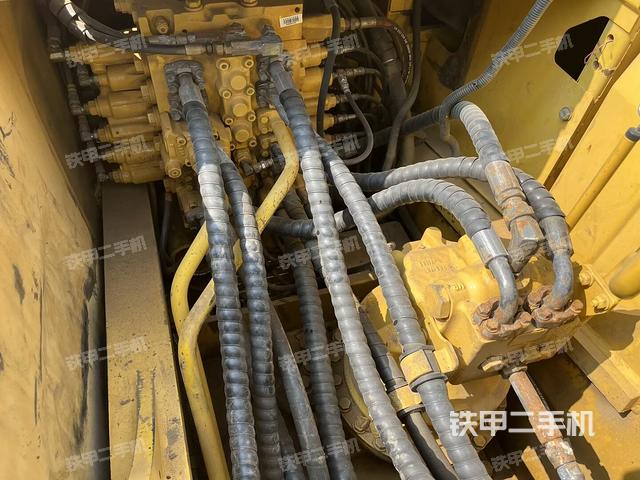 回转马达和主控阀(整机外观) 回转马达和主控阀(整机外观)