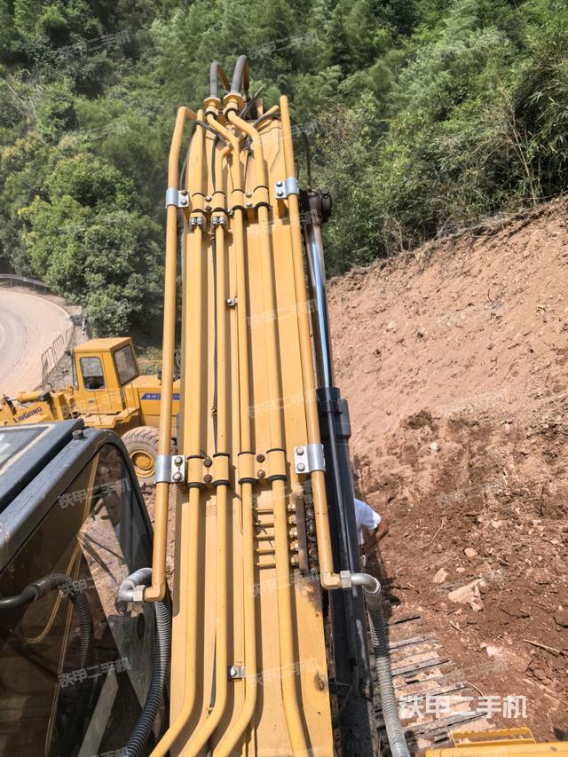 大臂背部俯视(工作和回转装置) 大臂背部俯视(工作和回转装置)