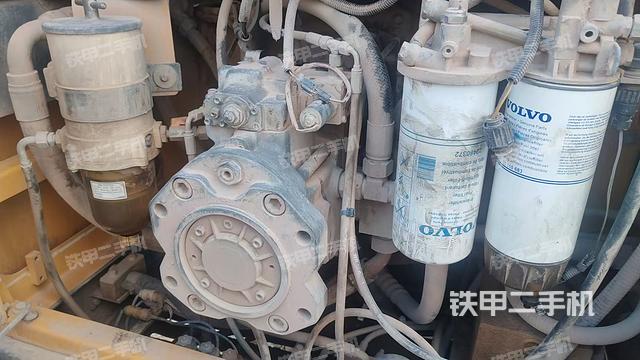 液压泵舱室正面整体(整机外观) 液压泵舱室正面整体(整机外观)