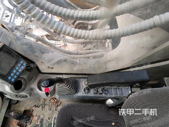 座椅右側(cè)控制臺(tái)/鑰匙門/油門/含右手柄(駕駛室部分) 座椅右側(cè)控制臺(tái)/鑰匙門/油門/含右手柄(駕駛室部分)