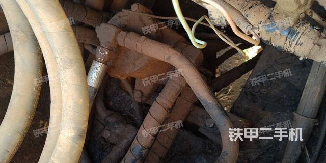 回转马达和主控阀(整机外观) 回转马达和主控阀(整机外观)