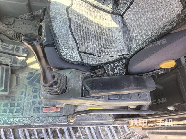 座椅左侧控制台/音响/含左手柄(驾驶室部分) 座椅左侧控制台/音响/含左手柄(驾驶室部分)