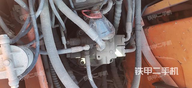 回转马达和主控阀（整机外观）