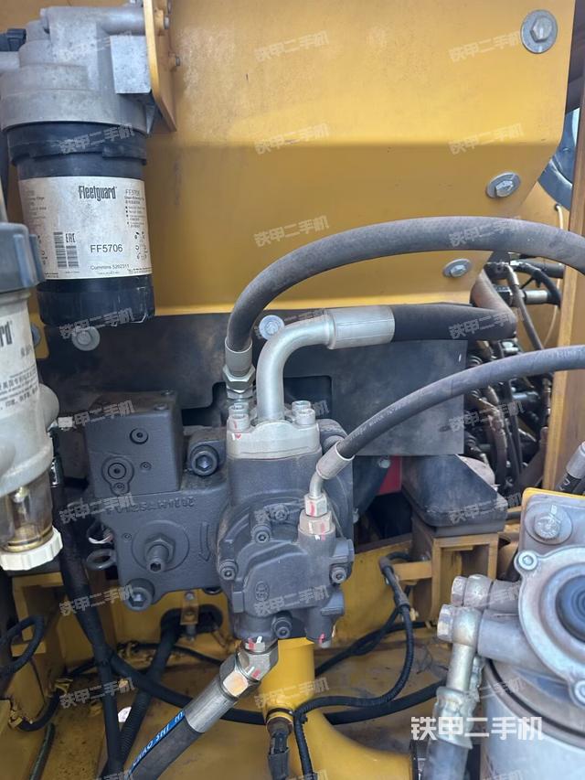 液压泵舱室正面整体（整机外观）