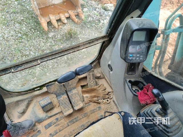 行走控制手柄和踏板?俯拍(駕駛室部分) 行走控制手柄和踏板?俯拍(駕駛室部分)