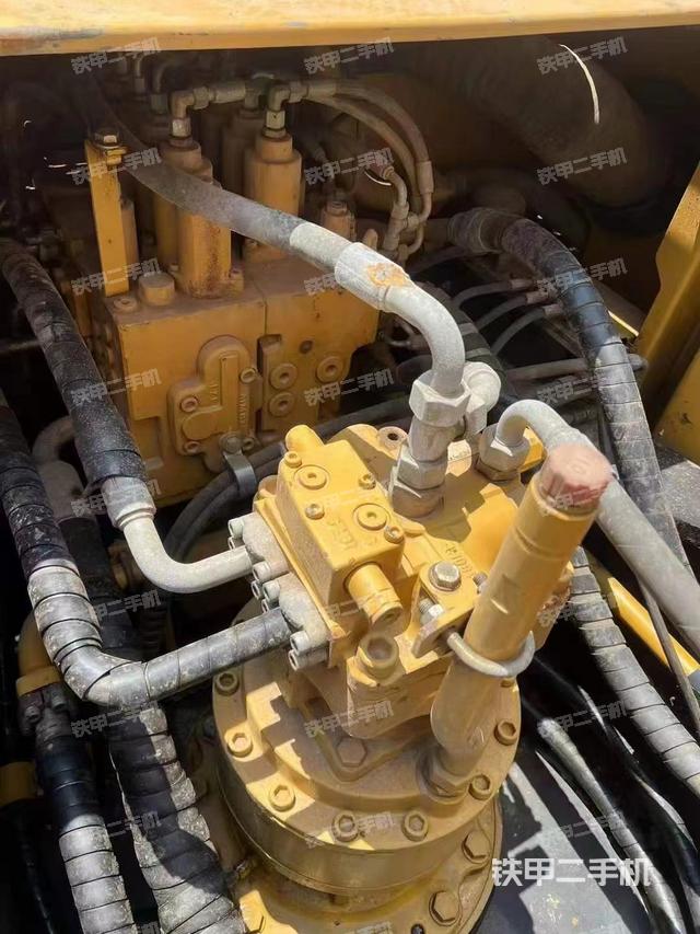 回转马达和主控阀(整机外观) 回转马达和主控阀(整机外观)