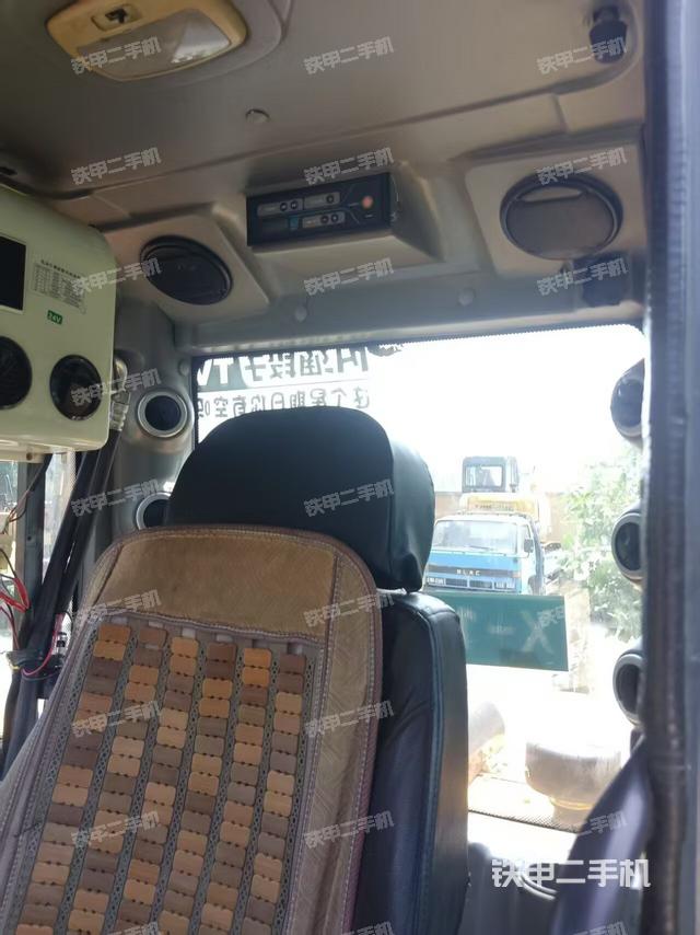 驾驶室顶部(整机外观) 驾驶室顶部(整机外观)