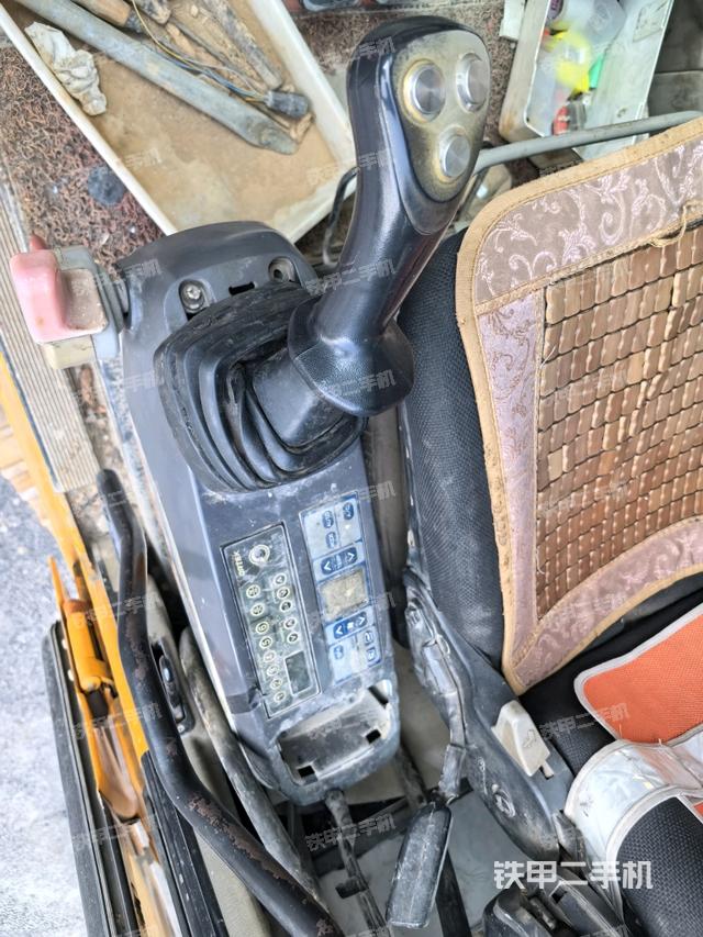 座椅右側(cè)控制臺/鑰匙門/油門/含右手柄(駕駛室部分) 座椅右側(cè)控制臺/鑰匙門/油門/含右手柄(駕駛室部分)