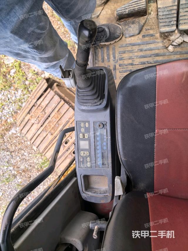 座椅右側(cè)控制臺(tái)/鑰匙門(mén)/油門(mén)/含右手柄(駕駛室部分) 座椅右側(cè)控制臺(tái)/鑰匙門(mén)/油門(mén)/含右手柄(駕駛室部分)