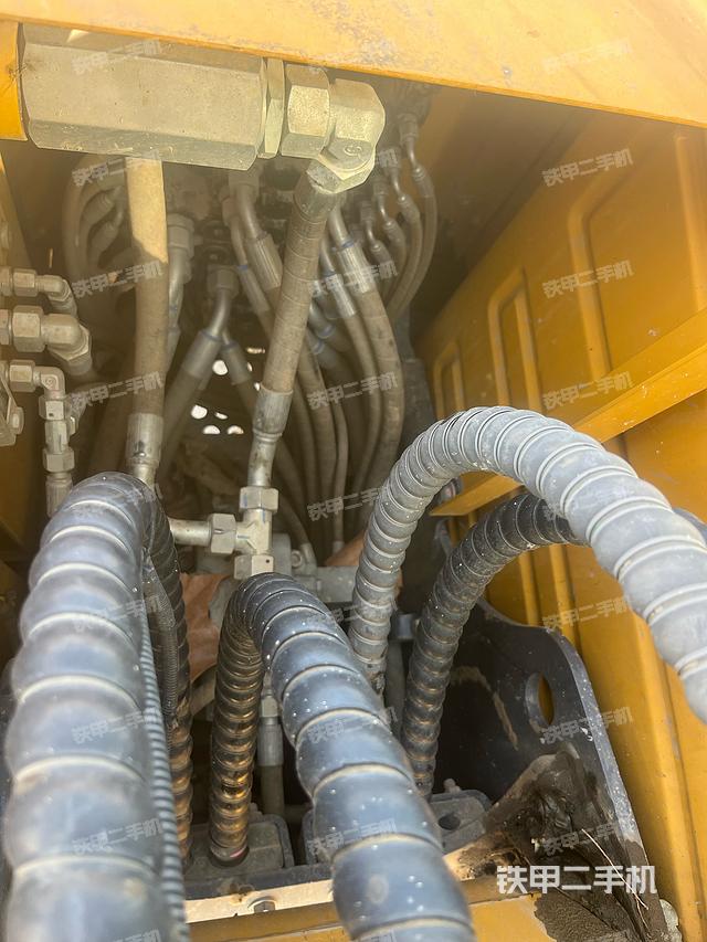 回转马达和主控阀（整机外观）