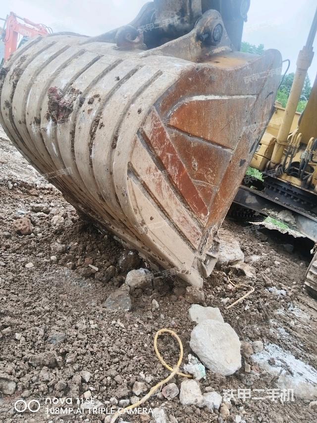 铲斗右后整体(工作和回转装置) 铲斗右后整体(工作和回转装置)