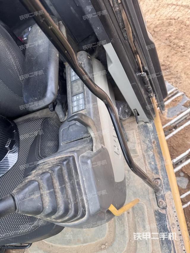 座椅右侧控制台/钥匙门/油门/含右手柄(驾驶室部分) 座椅右侧控制台/钥匙门/油门/含右手柄(驾驶室部分)