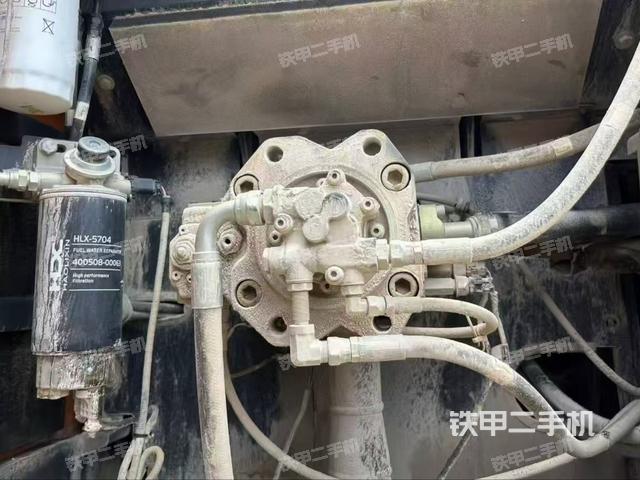 液压泵舱室正面整体(整机外观) 液压泵舱室正面整体(整机外观)