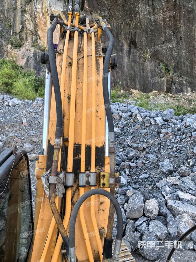 大臂背部俯視(工作和回轉(zhuǎn)裝置) 大臂背部俯視(工作和回轉(zhuǎn)裝置)