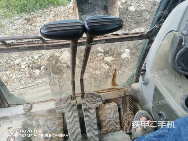 行走控制手柄和踏板 俯拍(驾驶室部分) 行走控制手柄和踏板 俯拍(驾驶室部分)