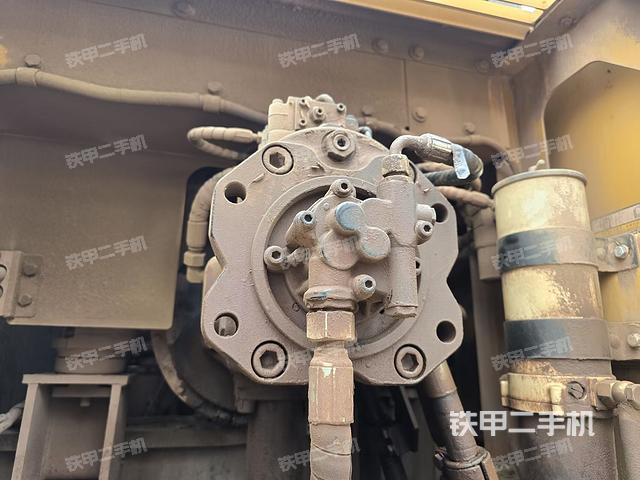 液壓泵艙室正面整體(整機外觀) 液壓泵艙室正面整體(整機外觀)