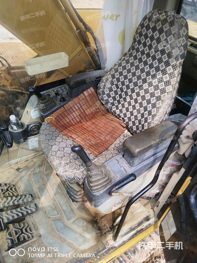 行走控制手柄和踏板 俯拍(驾驶室部分) 行走控制手柄和踏板 俯拍(驾驶室部分)