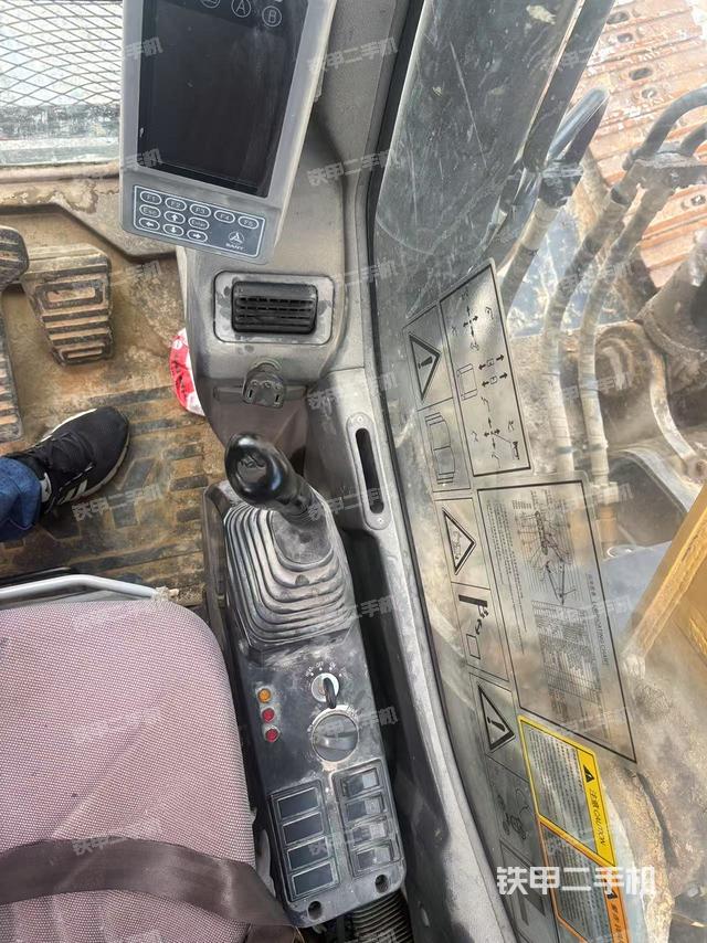 座椅右侧控制台/钥匙门/油门/含右手柄(驾驶室部分) 座椅右侧控制台/钥匙门/油门/含右手柄(驾驶室部分)