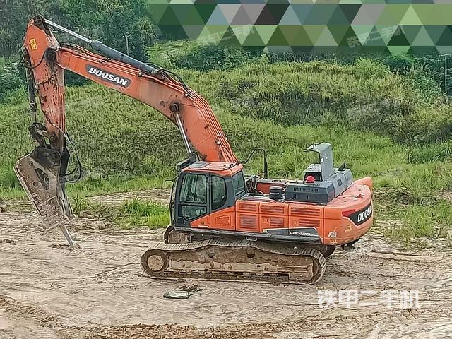 駕駛室頂部(整機(jī)外觀) 駕駛室頂部(整機(jī)外觀)