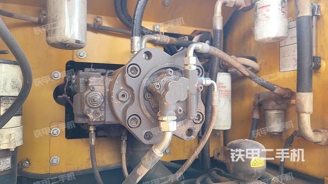 液压泵舱室正面整体（整机外观）