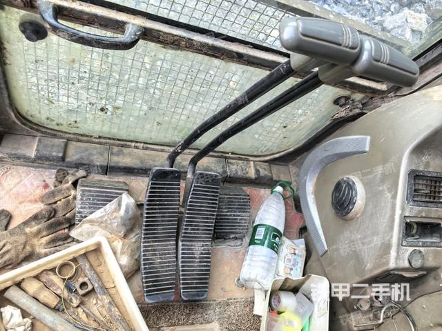 行走控制手柄和踏板?俯拍(駕駛室部分) 行走控制手柄和踏板?俯拍(駕駛室部分)