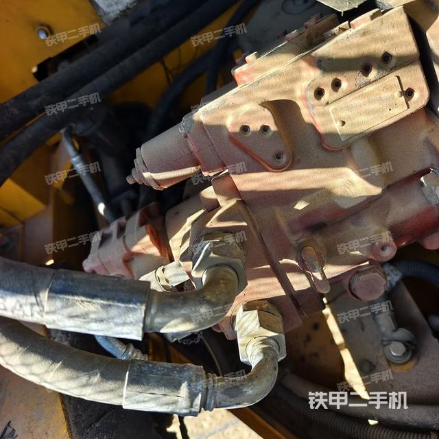 液壓泵艙室正面整體(整機外觀) 液壓泵艙室正面整體(整機外觀)