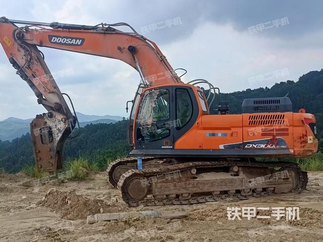 斗山DX300LC-9C挖掘机