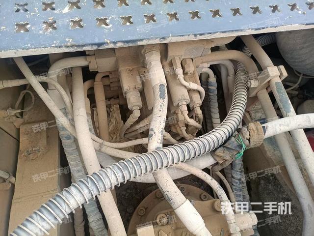 回转马达和主控阀(整机外观) 回转马达和主控阀(整机外观)