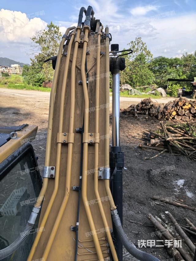 小臂整体右前(工作和回转装置) 小臂整体右前(工作和回转装置)