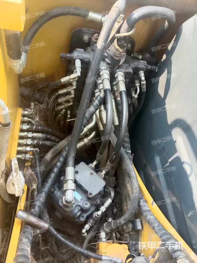 回转马达和主控阀(整机外观) 回转马达和主控阀(整机外观)