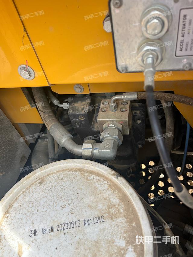 液压泵舱室正面整体（整机外观）