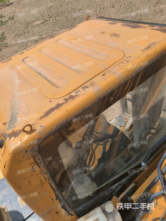 駕駛室頂部(整機(jī)外觀) 駕駛室頂部(整機(jī)外觀)