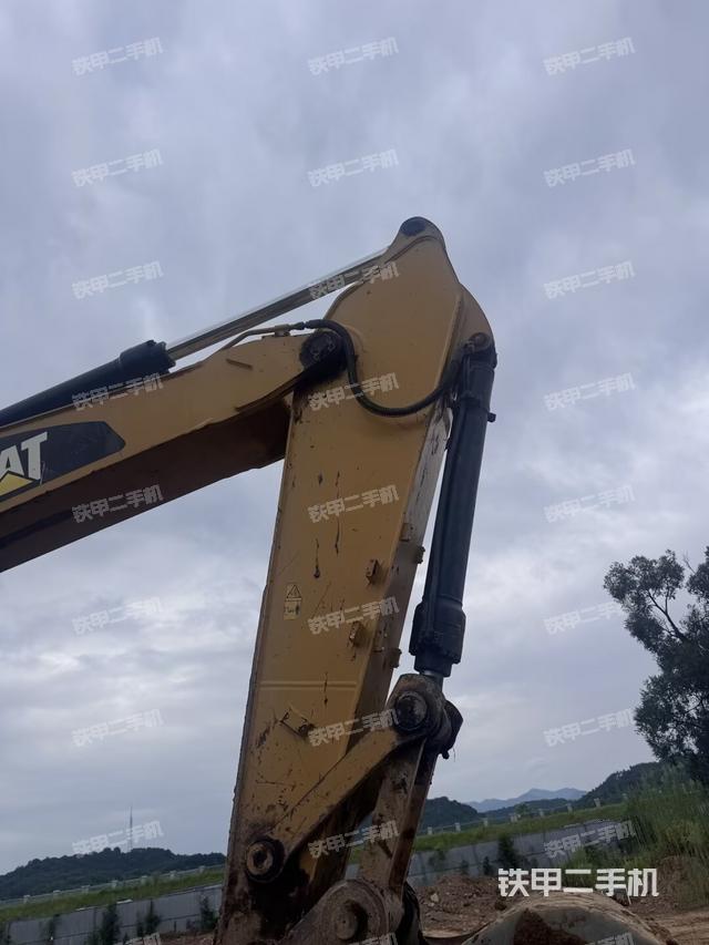 小臂整体左后(工作和回转装置) 小臂整体左后(工作和回转装置)