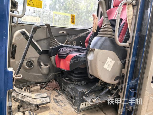 行走控制手柄和踏板 俯拍（驾驶室部分）