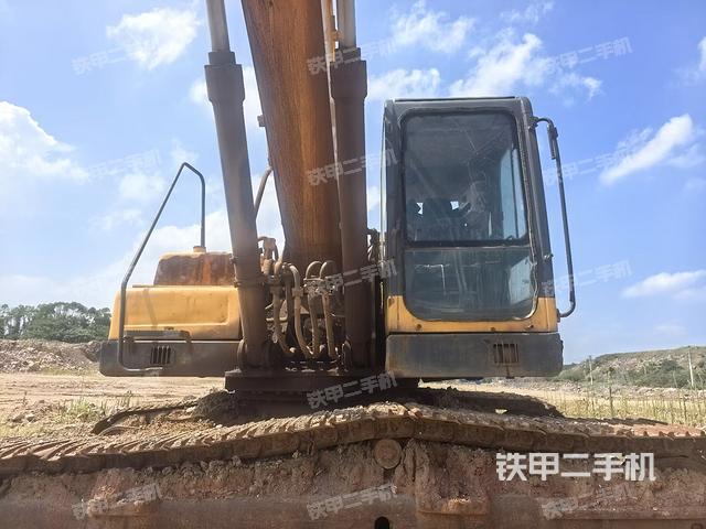 大臂油缸整体 竖拍（工作和回转装置）