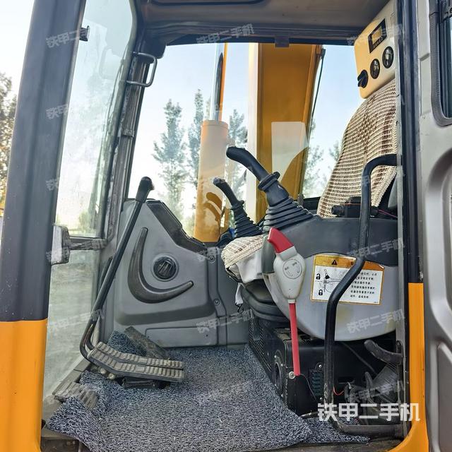 驾驶室顶部（整机外观）