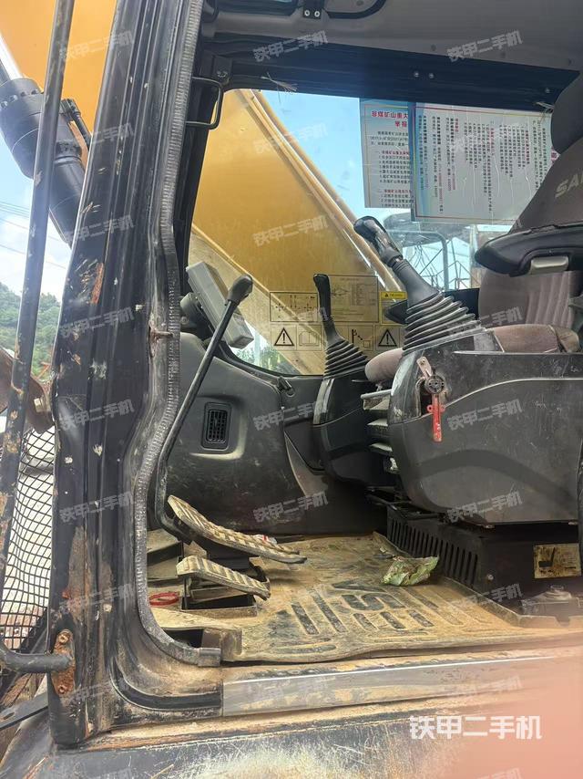 座椅左侧控制台/音响/含左手柄(驾驶室部分) 座椅左侧控制台/音响/含左手柄(驾驶室部分)