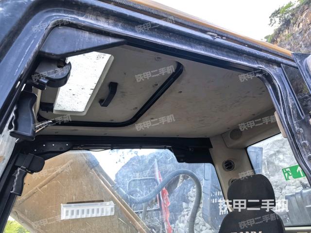 行走控制手柄和踏板 俯拍(驾驶室部分) 行走控制手柄和踏板 俯拍(驾驶室部分)