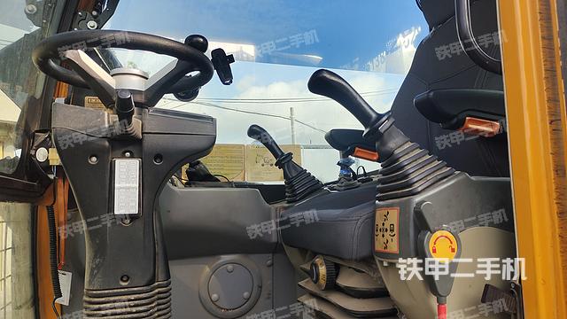 驾驶室整体（整机外观）