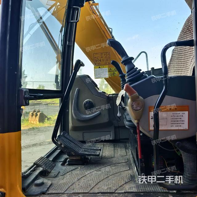 駕駛室頂部(整機外觀) 駕駛室頂部(整機外觀)