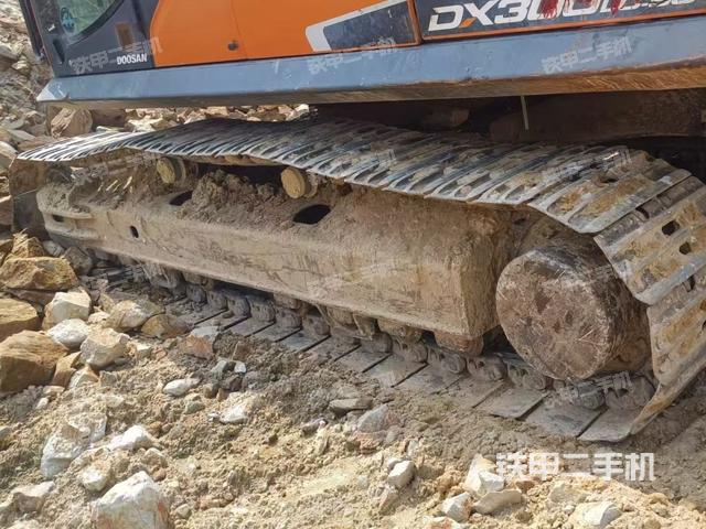 单侧履带整体(整机外观) 单侧履带整体(整机外观)