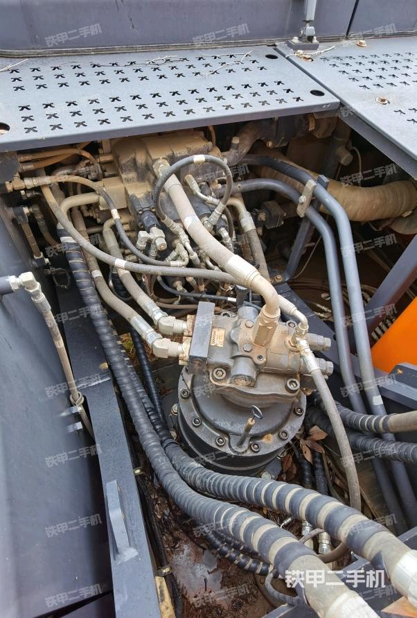 回转马达和主控阀(整机外观) 回转马达和主控阀(整机外观)