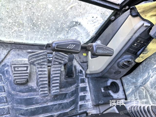 座椅右侧控制台/钥匙门/油门/含右手柄(驾驶室部分) 座椅右侧控制台/钥匙门/油门/含右手柄(驾驶室部分)