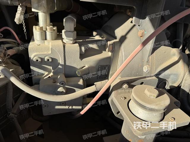 液压泵舱室正面整体（整机外观）