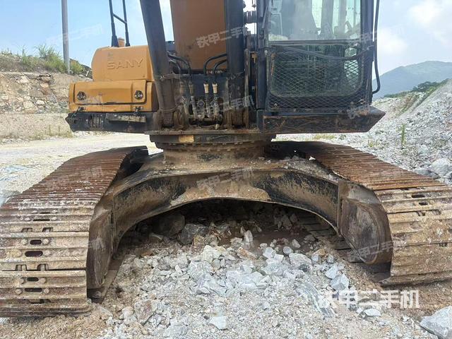 大臂油缸整体 竖拍(工作和回转装置) 大臂油缸整体 竖拍(工作和回转装置)