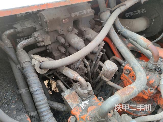 回转马达和主控阀(整机外观) 回转马达和主控阀(整机外观)