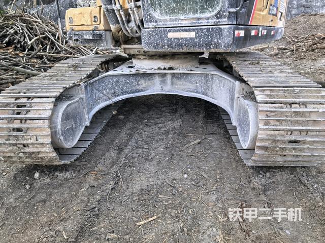 大臂油缸整体 竖拍(工作和回转装置) 大臂油缸整体 竖拍(工作和回转装置)