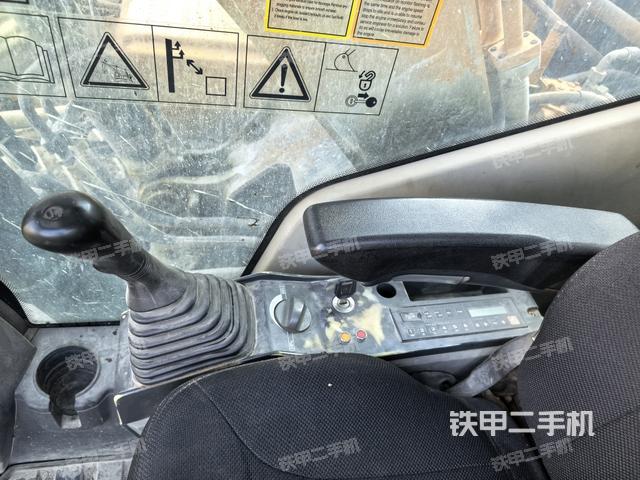 座椅左侧控制台/音响/含左手柄(驾驶室部分) 座椅左侧控制台/音响/含左手柄(驾驶室部分)